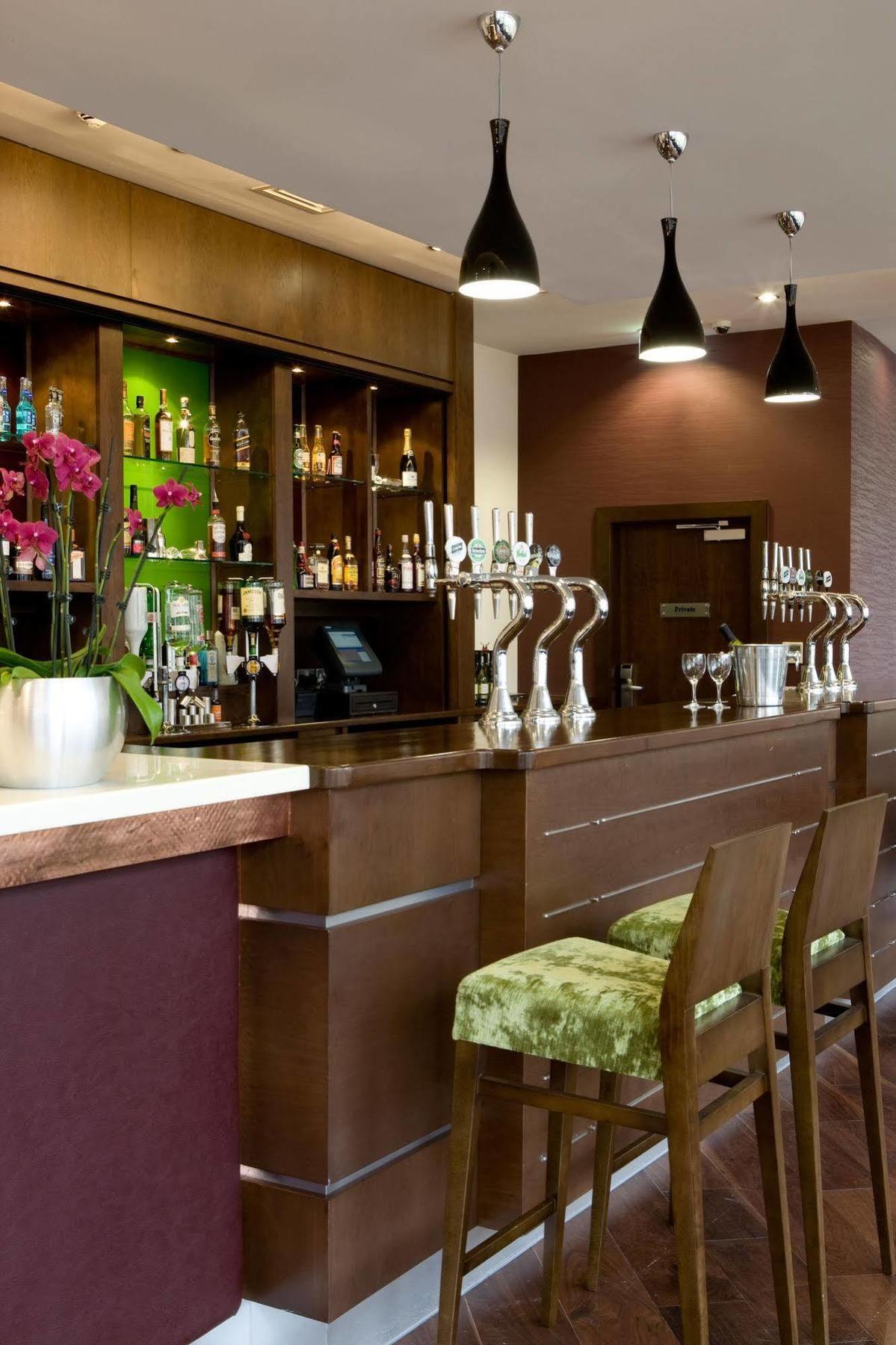 Leonardo Hotel Дарби Ресторант снимка